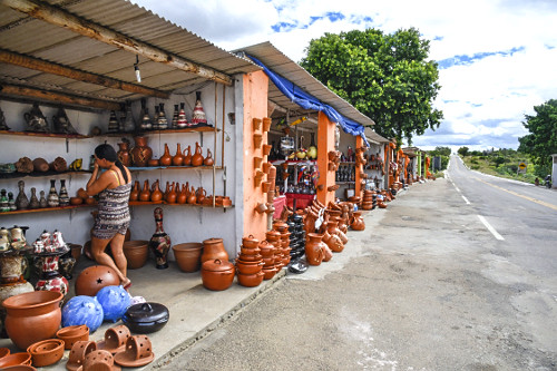 Comércio de artesanato em cerâmica na margem da rodovia BR-367 - povoado de Pasmado Local: Itaobim - MG Data: 04/2018 Codigo:  11LW027 Autor: Luciana Whitaker